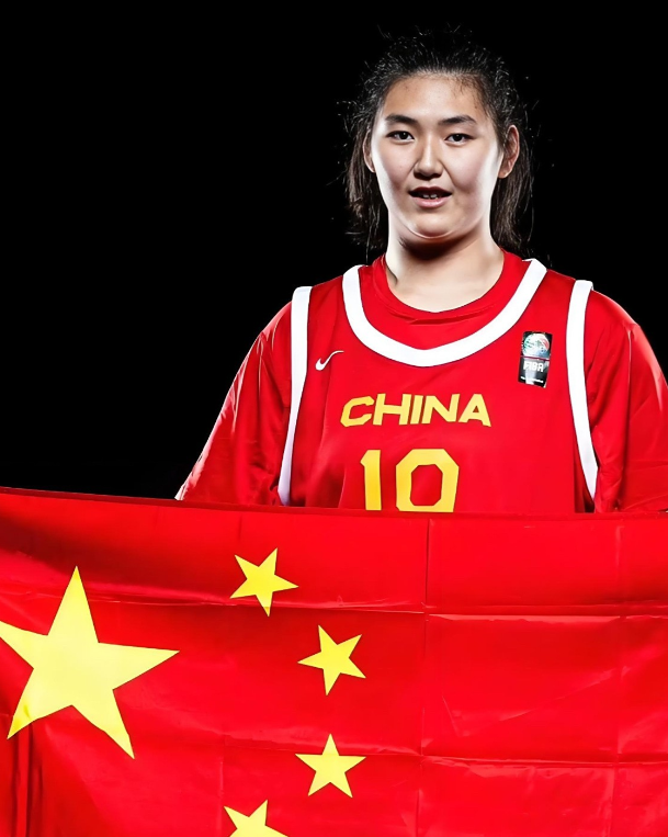 当2米26的张子宇站在亚洲杯赛场上时，整个篮球界都为之震动！这位刚满18岁的中国