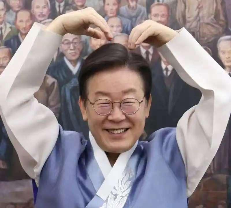 韩国总统李在明在竞选总统的时候，答应韩国民众，如果一旦竞选，他就会在“中美”两国