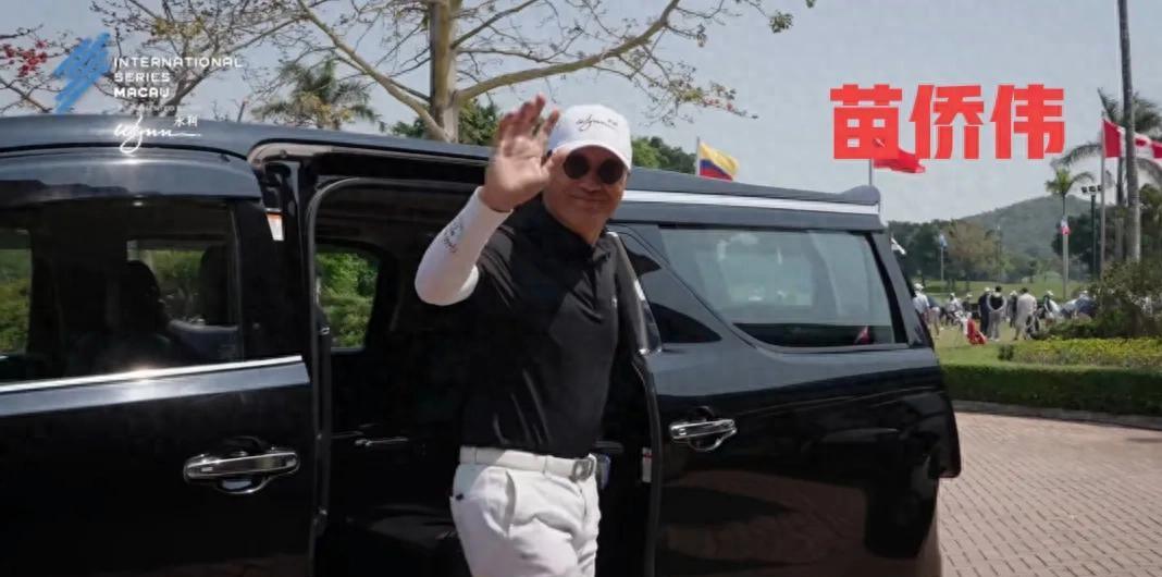 67岁苗侨伟澳门惊艳现身，高尔夫球场帅翻全场！
嘿，各位娱乐圈的宝子们！今天必须