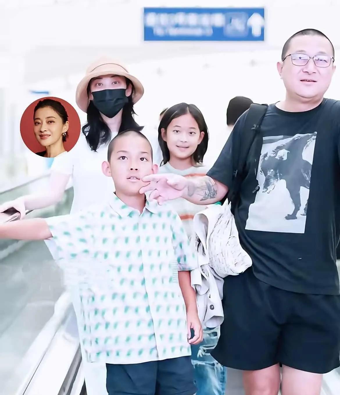 梅婷一家四口露面。女儿跟她长得简直一模一样。不知道她的重男轻女还严重吗？