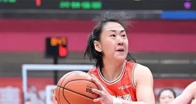 女篮半决赛，同样拿到32分，杨舒予与高颂的得分效率根本不在一个级别！！
杨舒予，