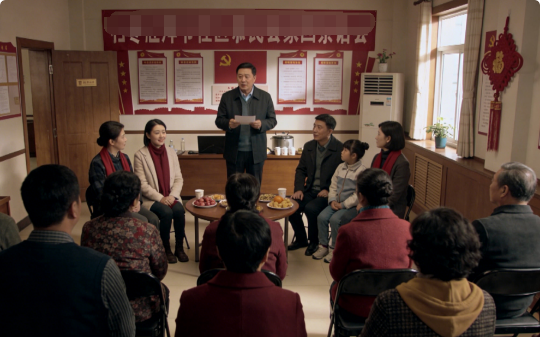 邻居投诉我家院子的5棵大树挡了他家阳光，我含泪砍掉，第二年夏天，他却哭着来敲我家的门！