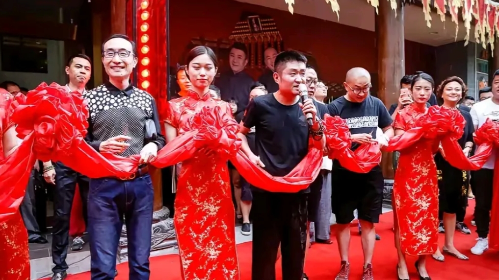 据报道，姜昆的徒弟苗阜的西安青曲社因经营不善破产了。
苗阜的能力不能只用在如何当
