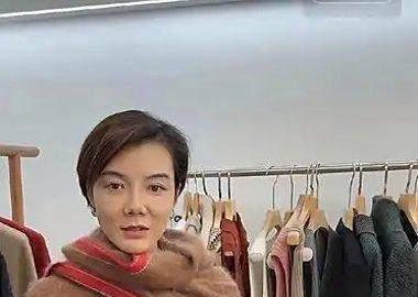 车晓怎么开始从业直播了
我记得她的前夫不是给她足够花的钱了吗？
难道都是假的吗？