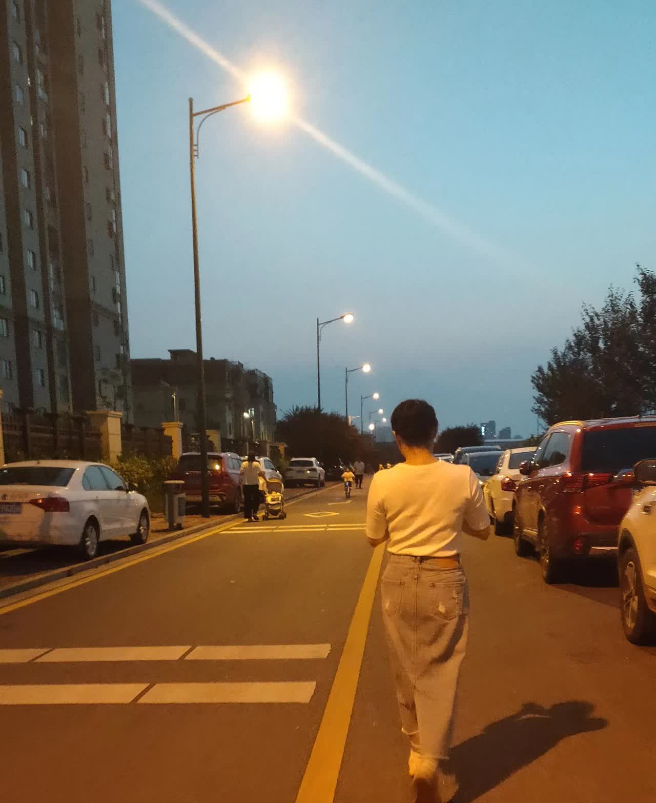 大学老师“悠着点”[烟花]
一大早看头条，就看到两位大学老师前两天去世的消息，