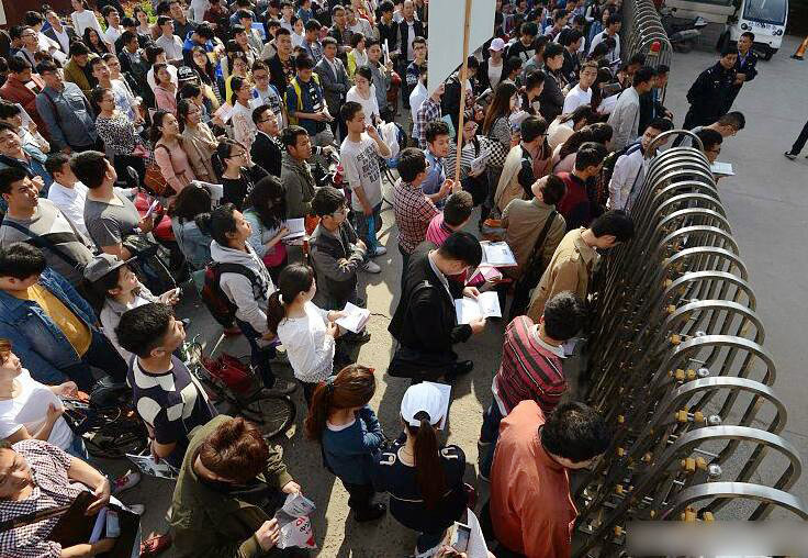 以前大多数高校的毕业生就业率都能稳稳地维持在90%以上，特别是一些知名高校，通常