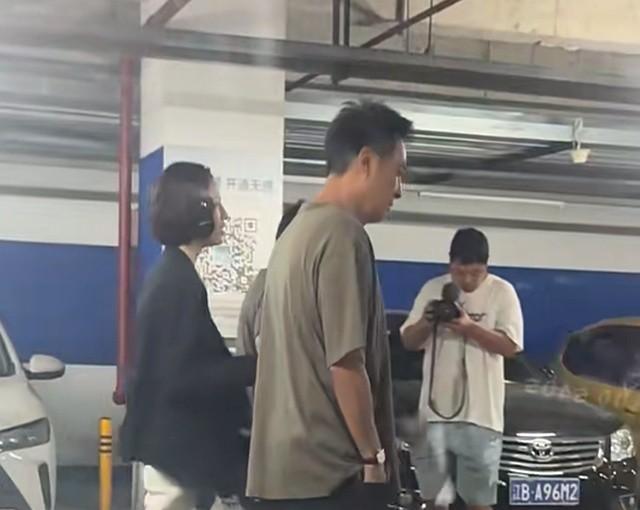 钟楚曦在柳州被偶遇啦！
网友直呼她又高又瘦，目测只有80来斤！
等等，难道女明星