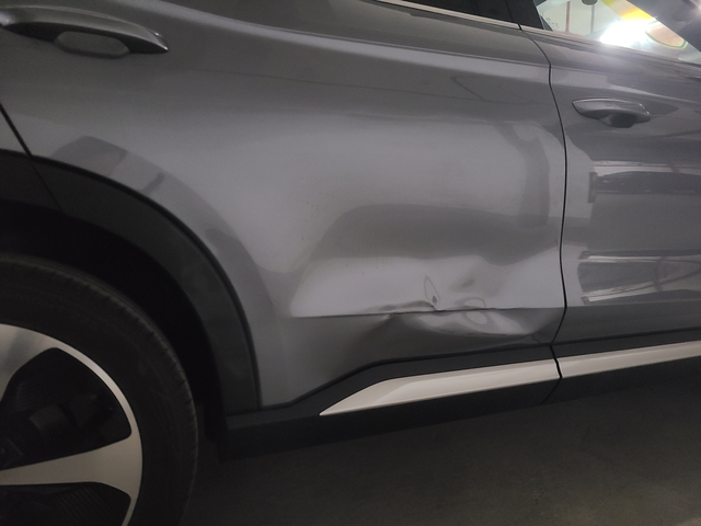 新车一血痛啊求维修经验
10来年没开车，提了车第三天右后车门就蹭停车场柱子上了。