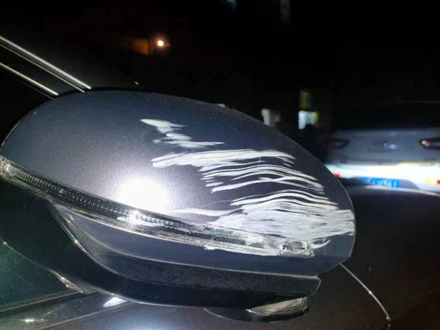 修理厂自己掏钱还是报保险去4儿子店
我女朋友开出去刮到停车场凸出的楼梯了，旁边的