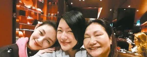 【白冰冰透露S妈近况：看着坚强其实已脆弱到极点】
近日，白冰冰在节目中再度谈及