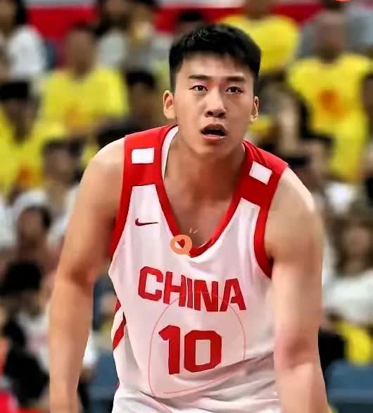 王俊杰这波爆发，
直接给中国篮球圈炸出个大窟窿！没在CBA混过的他，
一上国