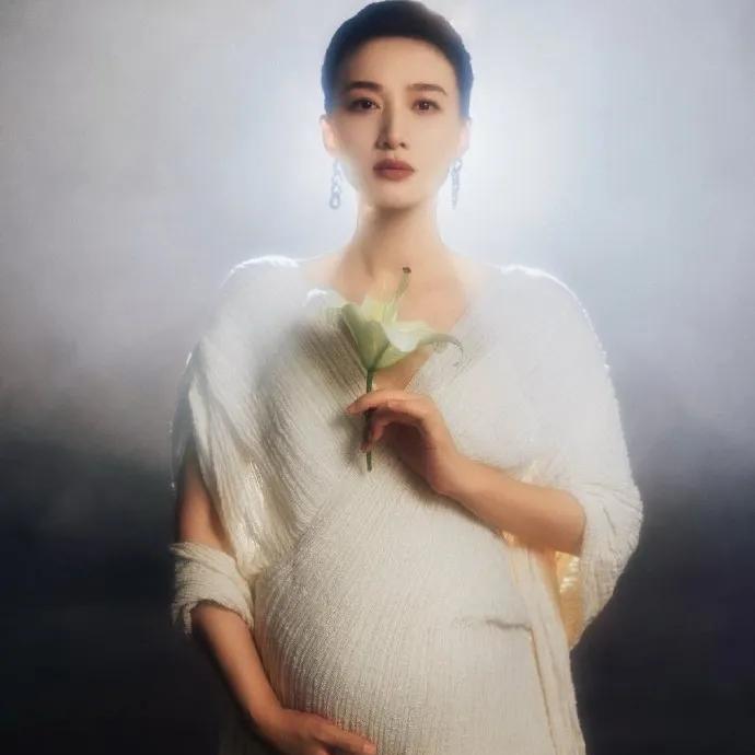 朋友们！冯文娟官宣怀孕啦～荧幕上塑造诸多经典形象的她，正开启人生温暖新篇。期待她