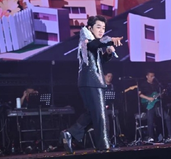 杭州演唱会这版太绝了！王祖蓝把国粤双语融合得恰到好处，唱到高潮时全场齐唱，连空气