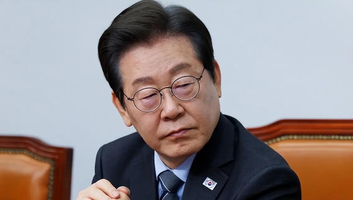 没想到李在明这么硬，一句中方的坏话都不肯说，白宫一怒之下直接出重手！
韩媒认为，