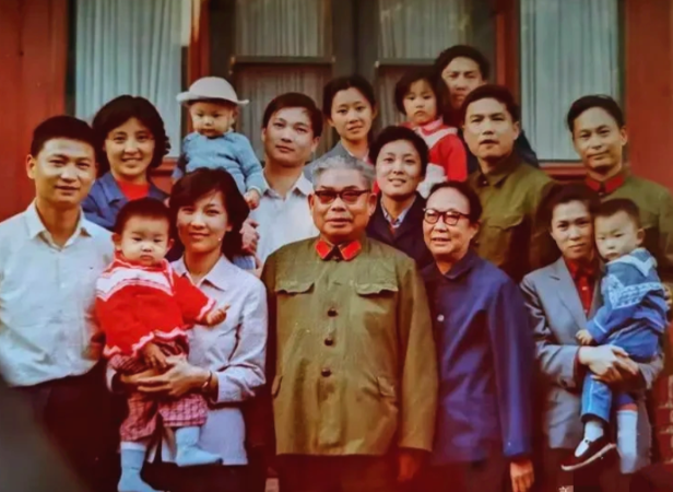 80年代，开国少将李人林将军一家的合影，老将军一家枝繁叶茂！

在 80 年代初