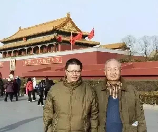 2010年，戚本禹和儿子来到了北京天安门游览，在天安门前留下的一张合影。
201