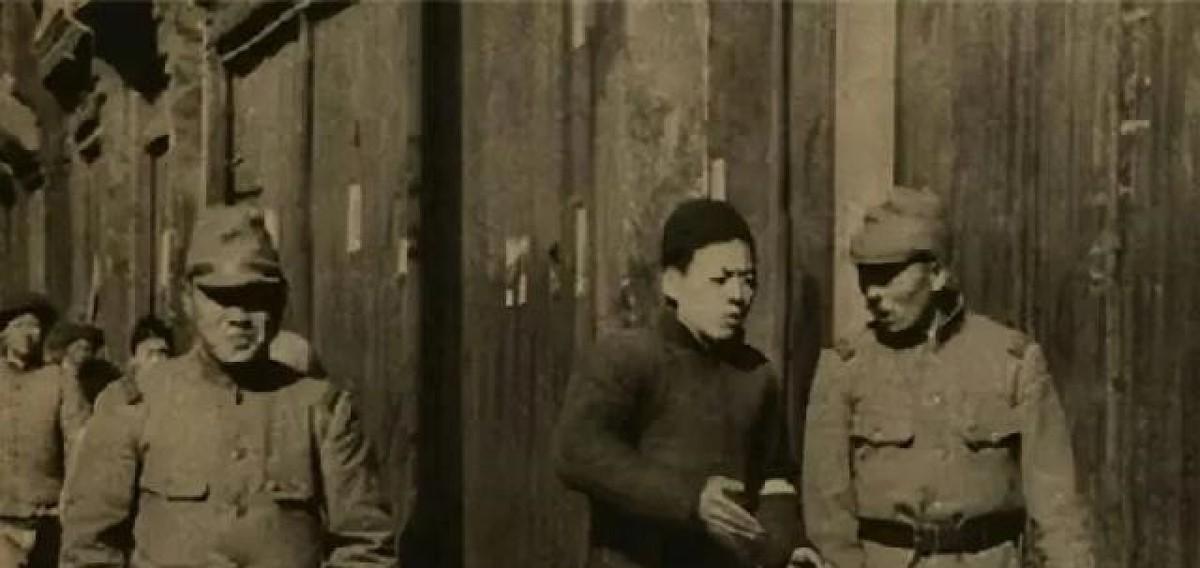 1944年，一个叫做文国才的八路军侦查员来到了安徽周家屯的接头地点，准备传递消息