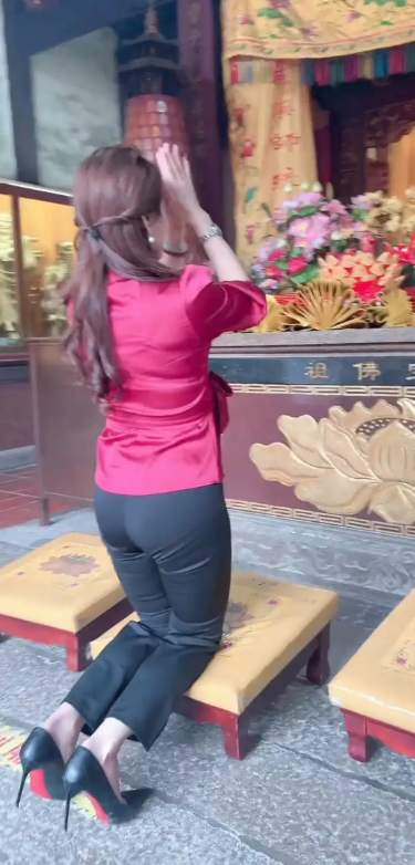 你这不是上香，你这是考验佛祖