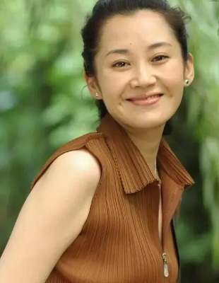 这位美女是谁？素颜也如此俊俏！

 标准鹅蛋脸，面容清秀，高挑白皙！
 气质独一