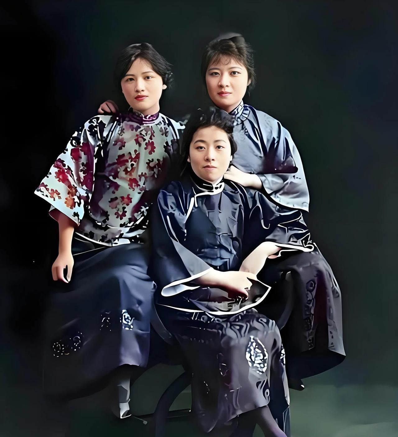 #老照片#
1942年，宋氏三姐妹，即宋霭龄、宋庆龄、宋美龄，最后一次同框。从此