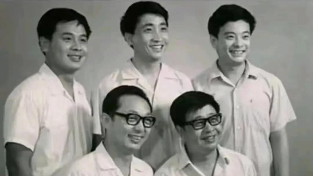 1979年，中央广播说唱团五位演员的合影。前排左边是唐杰忠，年龄最大，47岁；右