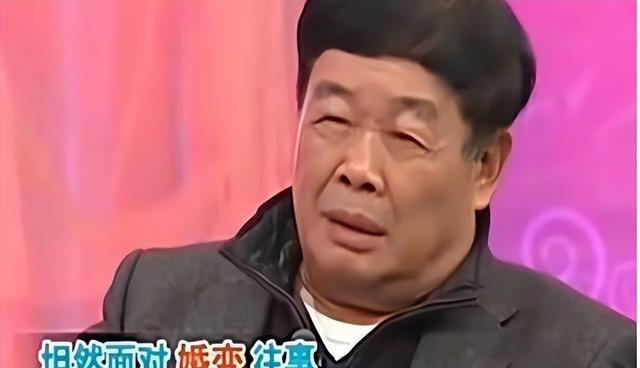 1983年，曹德旺去旅游买了一根拐杖，坐车时被司机呵斥：“小心点，碰坏车玻璃你可