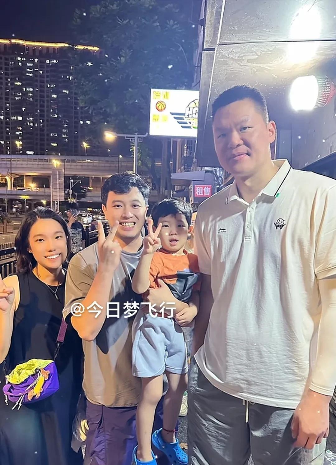 广东队老总朱芳雨昨晚现身广州黄沙！
有广州街坊拍发了昨晚在捍宝综合训练中心黄沙校