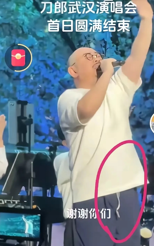 刀郎武汉演出再度引发热议，不过这次观众的关注点可不在歌曲，而是他的裤腰带！整场演
