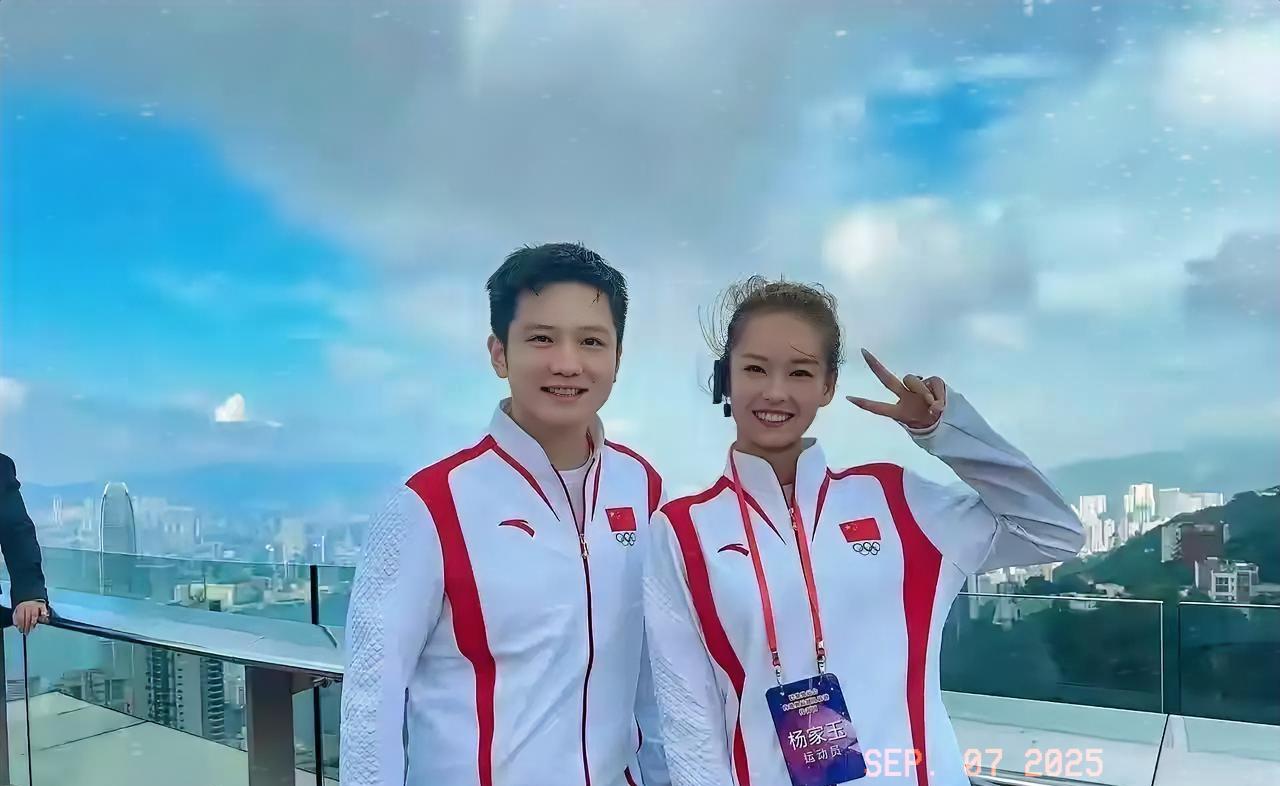 樊振东与巴黎奥运会女子20km竞走冠军杨家玉的友情合影。