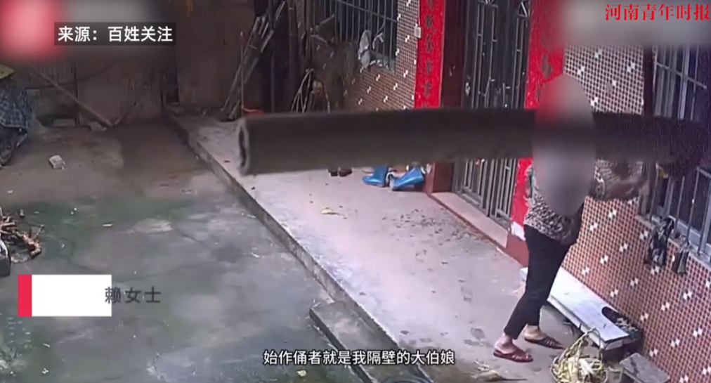 “必须严惩！”6月18日，广西玉林，一位老太手上拿着一个瓶子，里面装着刺鼻气味液