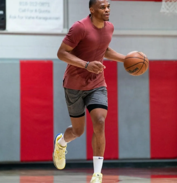 NBA自由球员威斯布鲁克真是太不自量力了！最近美记Sam Amico在社媒上发文