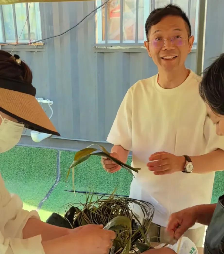 确实有点蹊跷!都是47的绿老师，关梅的态度咋这么大呢？
红豆爷爷与另一个47代理