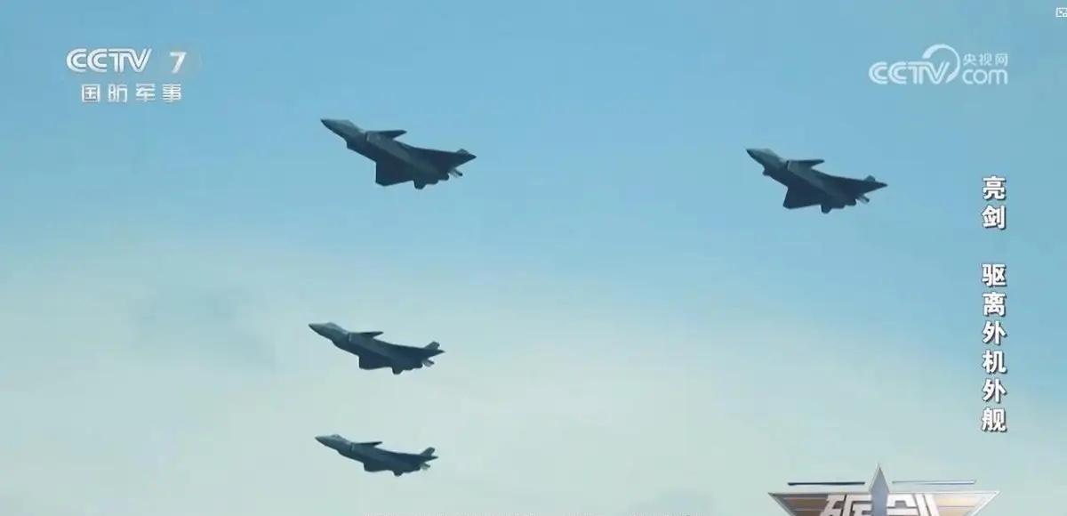 央视军事《砺剑》日前披露，东海防空识别区曾发生惊险对峙。外军战机编队闯入防识区后
