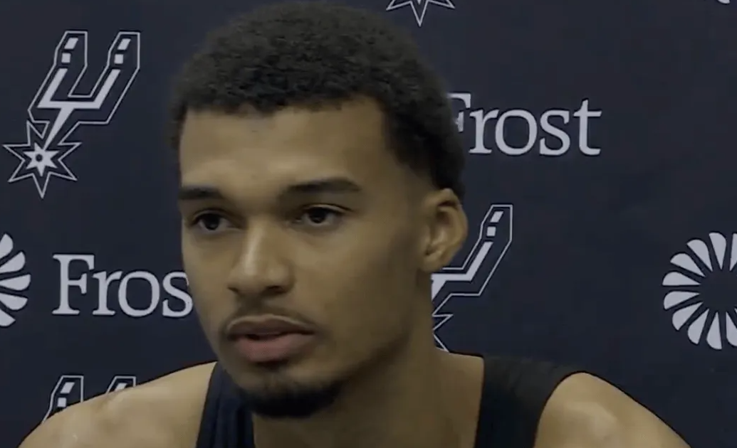 NBA常规赛，马刺客场125-92战胜独行侠。
本场比赛，马刺球员维克托-文班亚