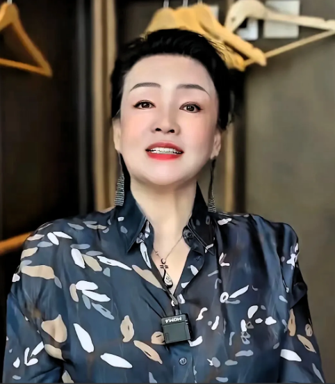 老梅连续发帖找女儿 张兰短视频回应别养白眼狼
最近网上有对母子闹得挺大。老梅早上