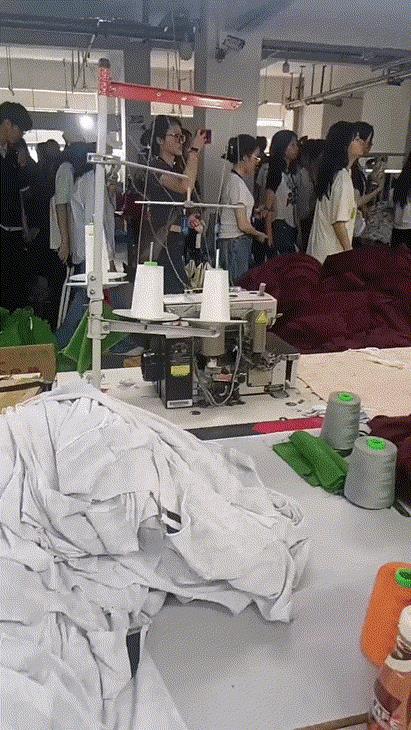 你嘲笑他们，他们一样嘲笑你，他们只是来打暑假工，而你是一辈子！！