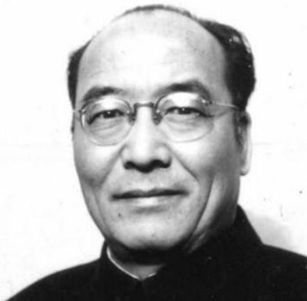1948年，韩练成收到张治中密信，偷看后逃过一劫。



1948年，奉命携带张