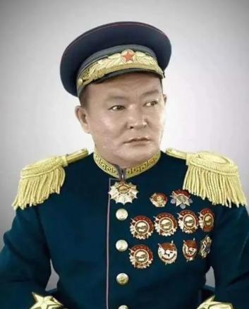 看清这个胸前挂满勋章的人，他是中华民族的罪人，就是他跟外人勾结，把外蒙古硬生生推