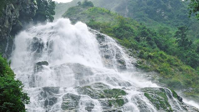 云南避暑胜地：邂逅清凉瀑布奇观