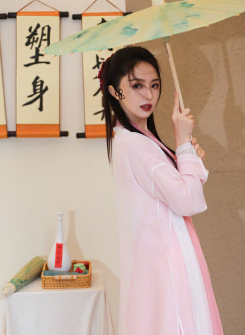 董璇这cos的白色妆造，感觉是不是超nice的，喜欢吗？