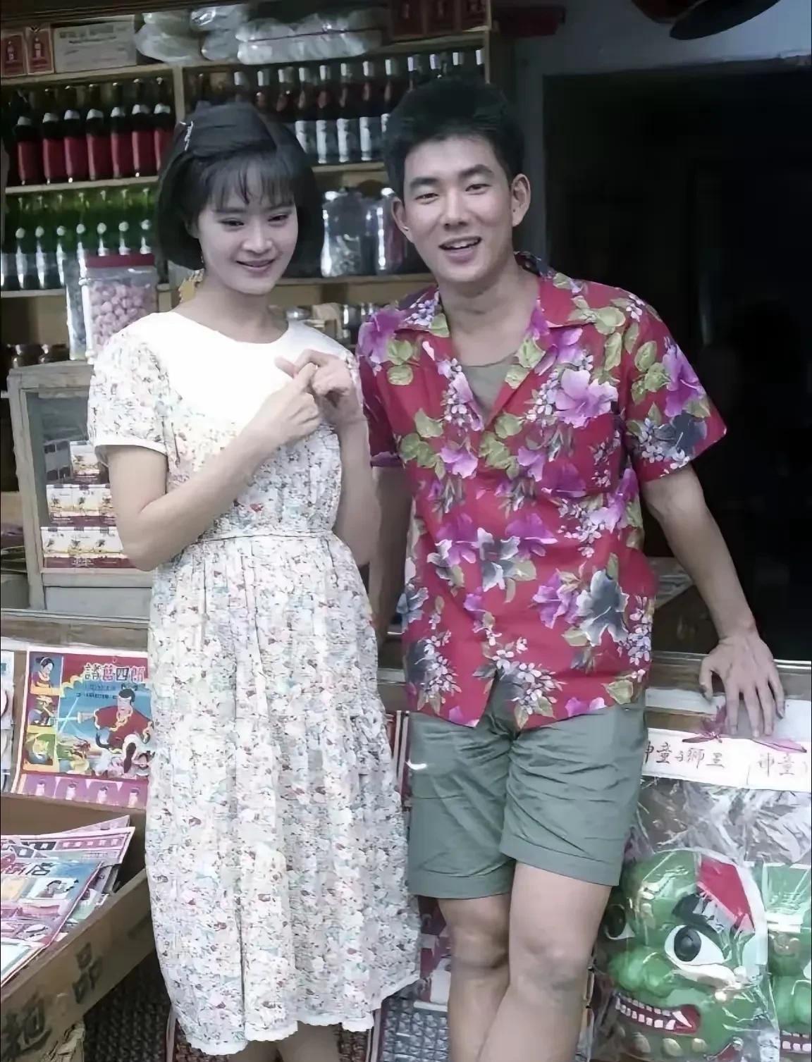 上世纪90年代，帅哥任贤齐和一名美女的合影。
这美女戏里戏外都是戏呀，和任帅哥合