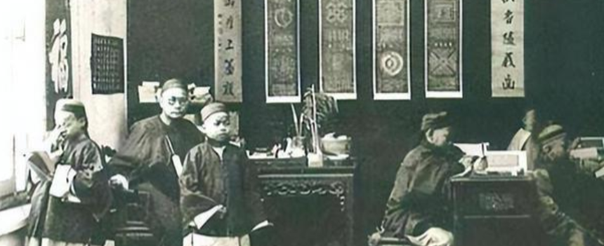 1904年，通房丫李氏，站着侍奉丈夫与正妻长达33年。这日，她正在盛饭。谁知，管