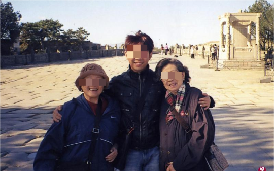 35岁男导游和81岁老太玩“祖孙恋”，狂骗千万还想继承上亿遗产，结局让人咋舌！