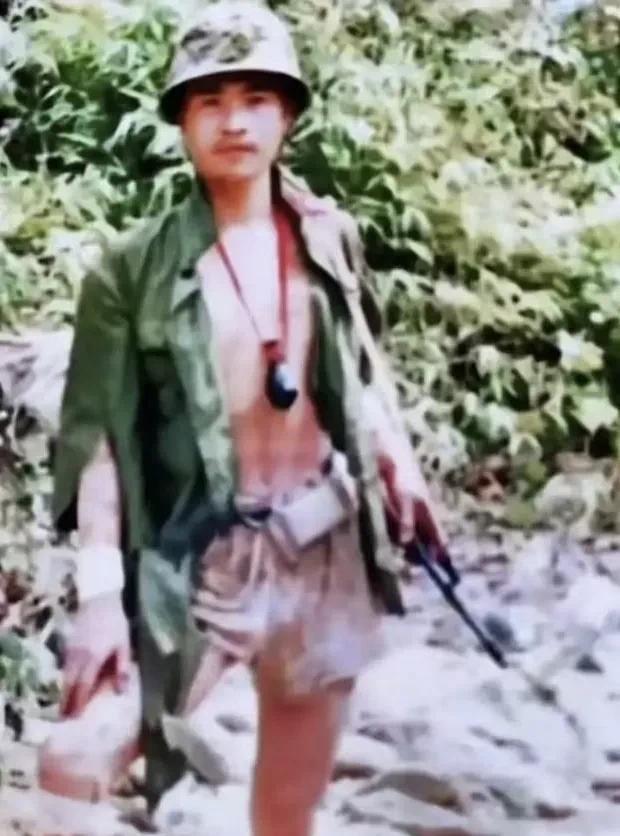 老山前线，那是一段血与火交织的历史，无数战士在那里把青春和生命都献给了祖国。
他