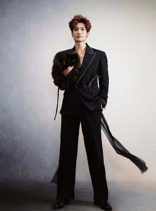 陈楚生×黑猫同框杀疯了！暗调镜头下慵懒又带感，大佬范儿十足的侧影和神秘氛围，适配