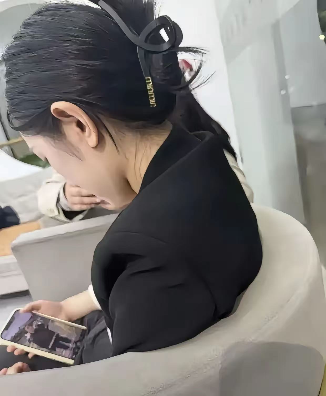 姐妹化妆都是顾前不顾后吗？