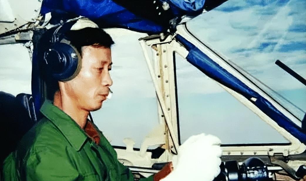 1996年，我国试飞员邹延龄出国试飞飞机，酒会上，一位外籍美女在他耳边轻声说了一