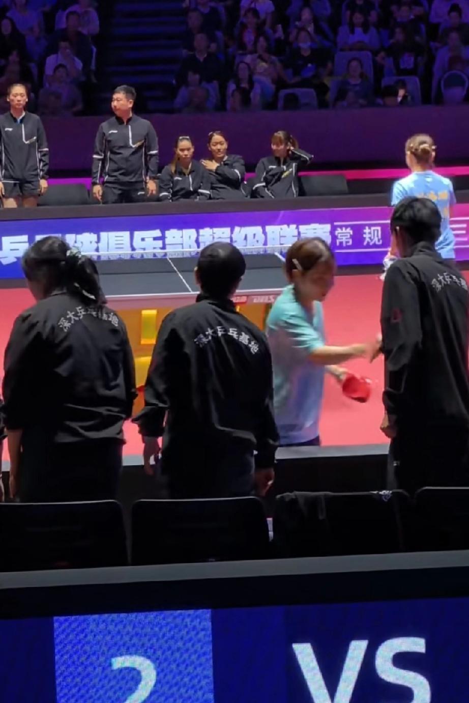 莎莎要赶飞机，提前离开赛场
平野美宇和刘炜珊比赛结束，莎莎和平野击掌后就起身匆匆