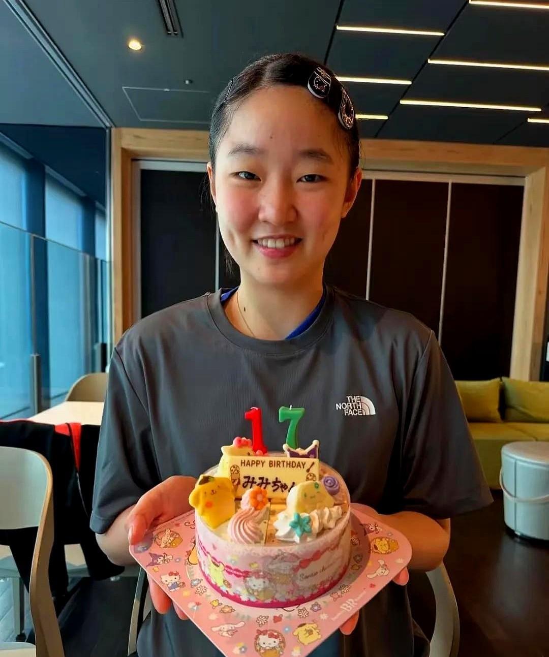 张本一家出发斯洛文尼亚了。
今天是张本美和17岁生日，她也发了动态，张本智和还转
