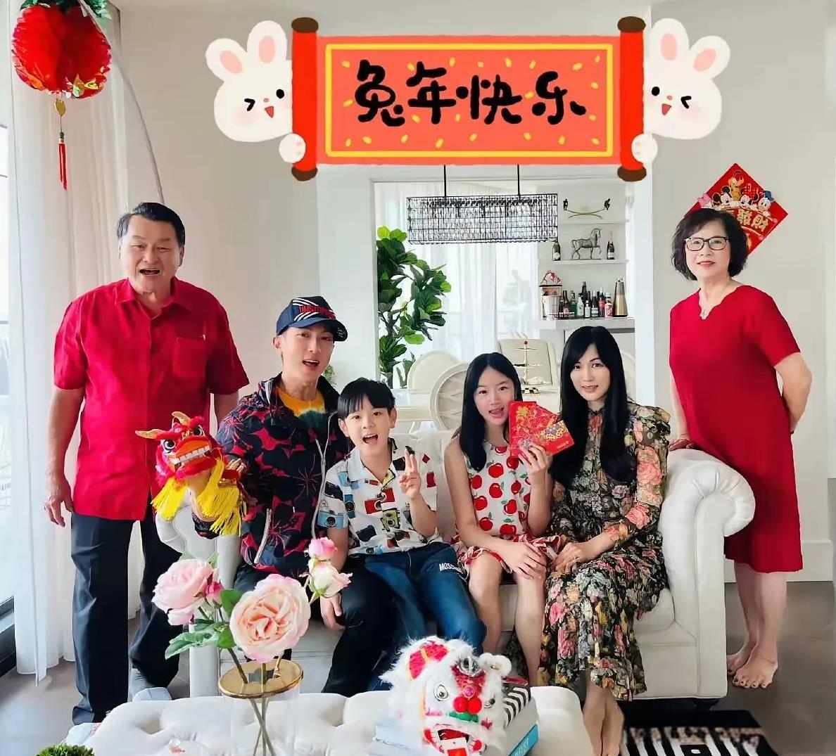 吴尊这是怎么锻炼的一年比一年瘦， 不是一家人，不进一家门，吴尊一家除了孩子在长大